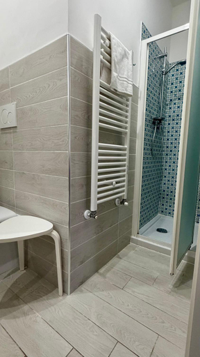 Bathroom 4, Ameli Room, Florence