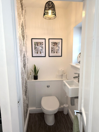 Others 3, House Sleeps 7 With Garden and Parking, Cheshire West and Chester