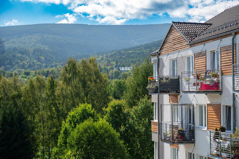 Exterior & Views