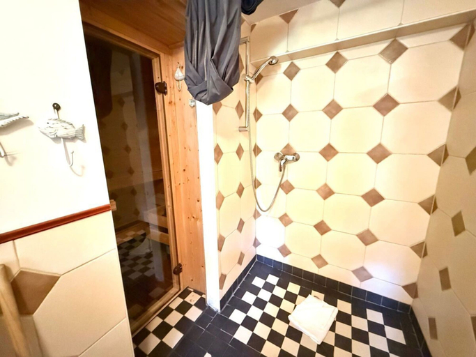 Others 3, Holiday Home in Oldsum With Swimming Pool, Nordfriesland