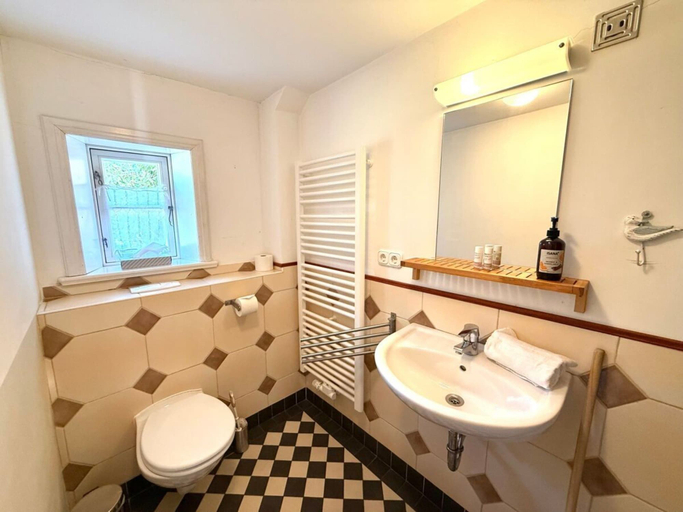 Others 5, Holiday Home in Oldsum With Swimming Pool, Nordfriesland