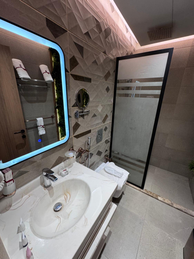 Bathroom 4, Green 5iew Suite, AlUla