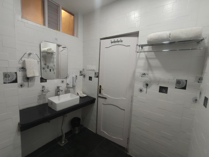 Bathroom 4, Hotel Golf Links, Mashobra, Shimla