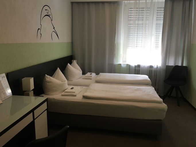 Bedroom, Hotel Augsburg Goldener Falke, Augsburg