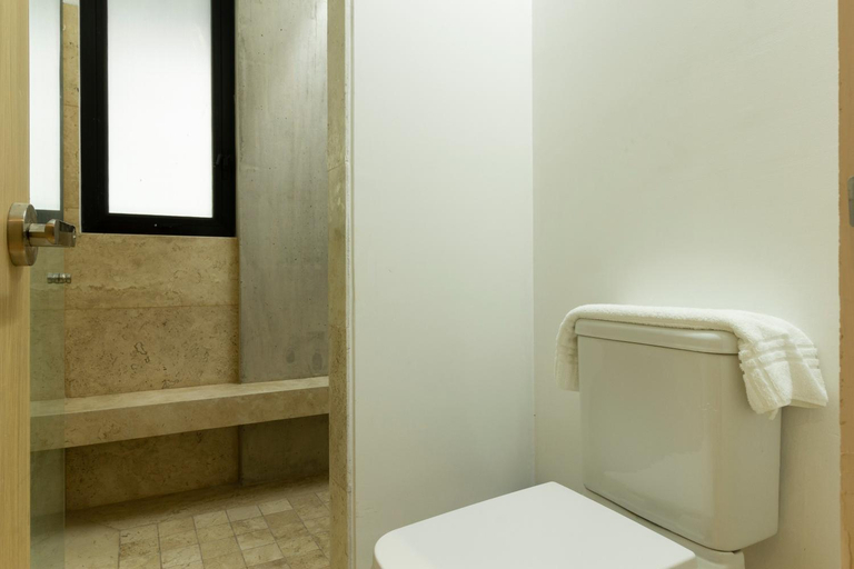 Bathroom 3, El Doce by HomiRent, Querétaro