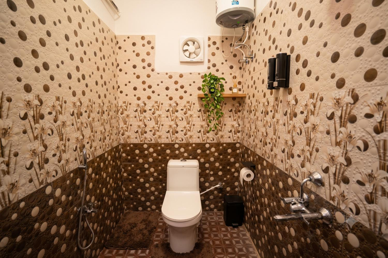 Bathroom 2, Cayzen Backpackers Hostel Perungudi, Chennai