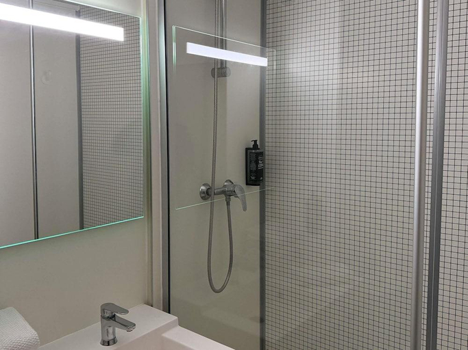 Bathroom, ibis budget Saint Paul Les Dax, Landes