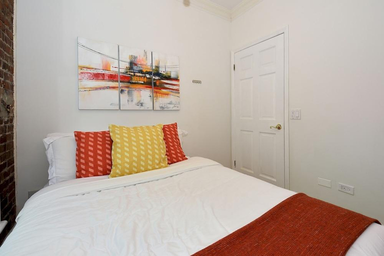 Others 5, Charming 3-Bedroom Apartment in Midtown West, New York
