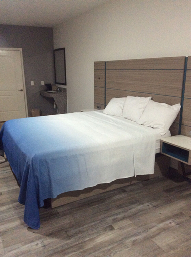 Bedroom 3, Crystal Inn Houston North I-45, Houston