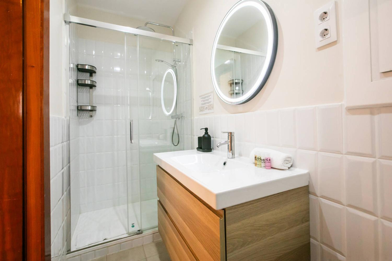 Bathroom 3, 42ara1026 lovely apartment near Sagrada Familia, Barcelona
