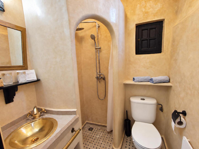 Bathroom 2, Riad l'Oasis - Chambre Luxe avec baignoire & acces terrasse - Petit-dejeuner inclus, Essaouira