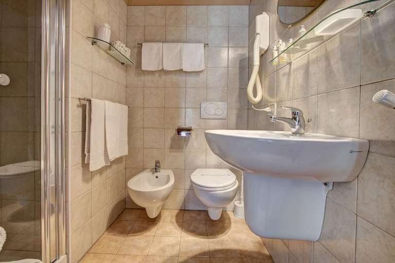 Bathroom 5, Hotel San Lino, Pisa
