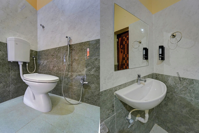 Bathroom, OYO 817482 Siddhi Vinayak, Purba Champaran