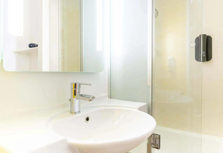 Bathroom 5, B&B HOTEL Nantes Aéroport, Loire-Atlantique