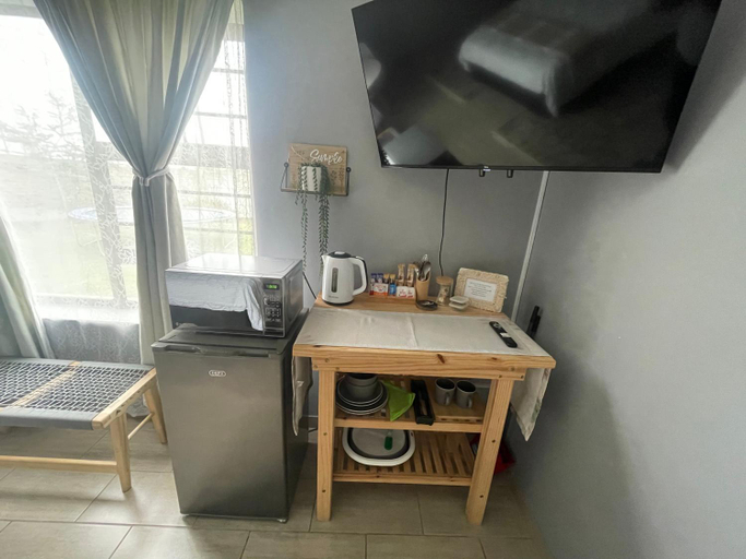 Others 5, York-R102 Airport Road - Modern Comfort, Eden