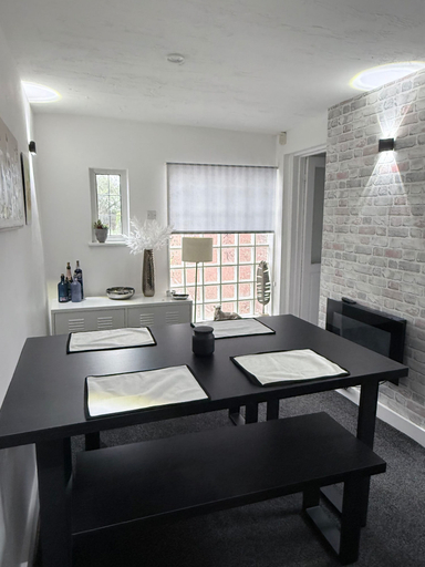 Others 5, House Sleeps 7 With Garden and Parking, Cheshire West and Chester
