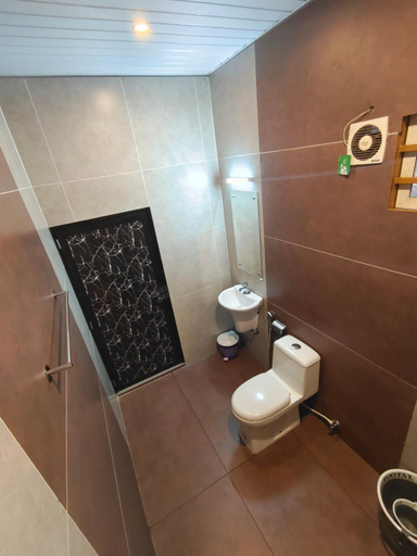Bathroom 3, Villoonnickal Homestay, Idukki