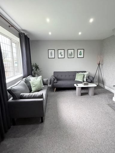 Others 2, House Sleeps 7 With Garden and Parking, Cheshire West and Chester