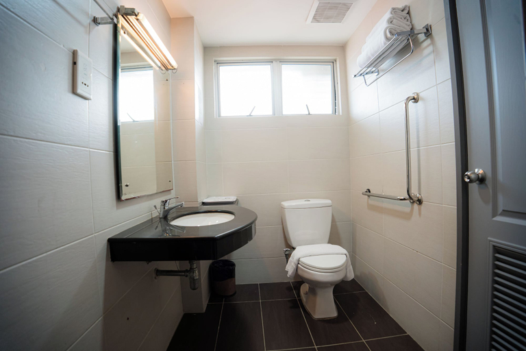 Bathroom 4, The Pavilion Hotel, Sandakan