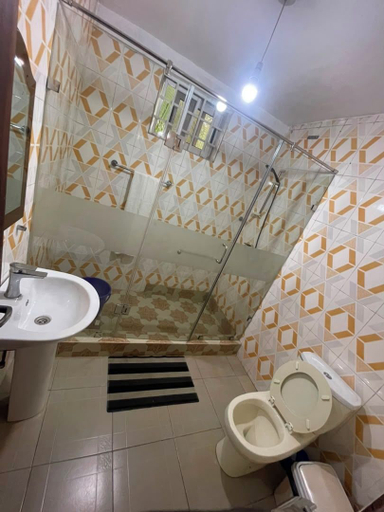Bathroom 4, HighLander Guest House, Akwapim North