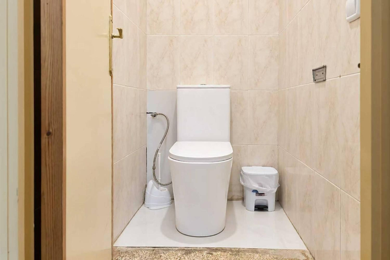 Bathroom, Min hostel capsules FREE Towels & Luggage Storage, Madrid