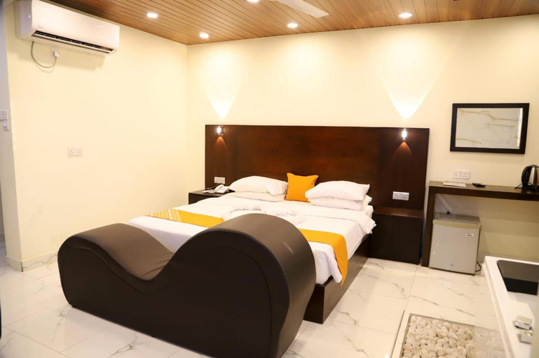 Bedroom, Grand Rovinka Hotel, Kesbewa