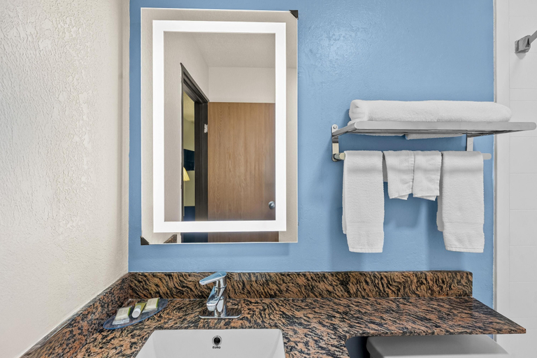 Bathroom 4, Super 8 by Wyndham New Castle, New Castle