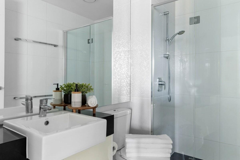 Others 3, A Modern 2BR Apt with City Views, FREE Parking, Melbourne