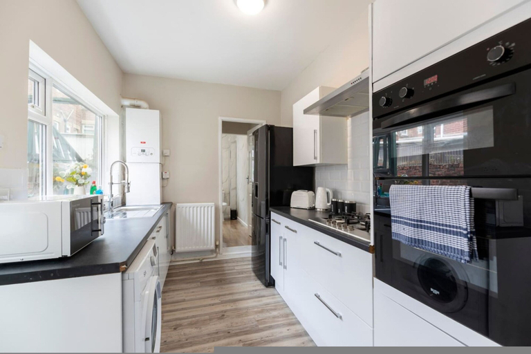 Others 3, Gateshead 2BR Flat - Near Town Metro Access, Gateshead