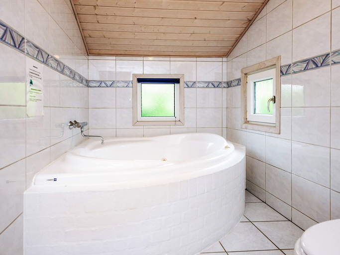 Bathroom 3, 5 Star Holiday Home in Henne, Varde
