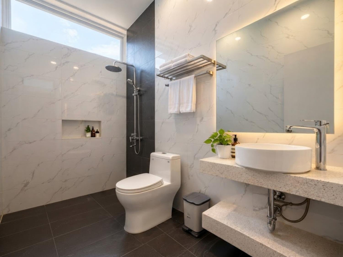Bathroom 4, Queen Mansion, Phnom Penh