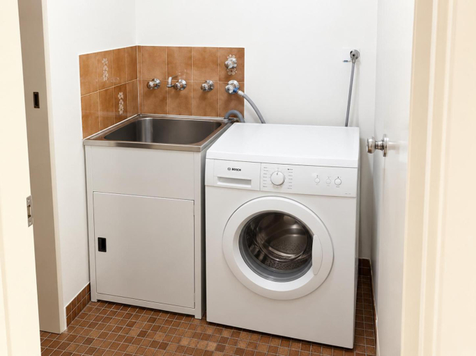 Bathroom, Dana-Private Room in a 3-Bedroom Apartment-3, Canberra