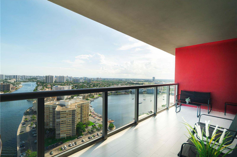 Others 4, 1 BR Apartment With Balcony Gym Amazing Pool, Broward