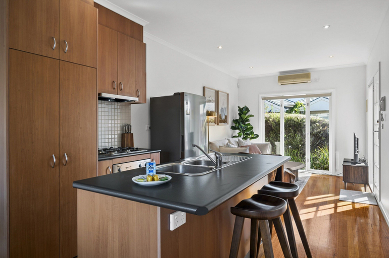Others 2, Bright 1-bed House Near Thornbury Cafes, Melbourne