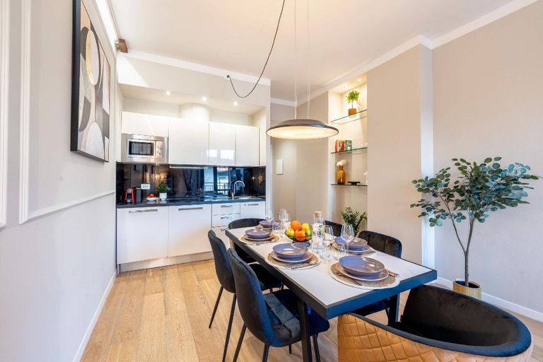 Others 5, Central 3BD Apartment near Teatro Verdi, Florence