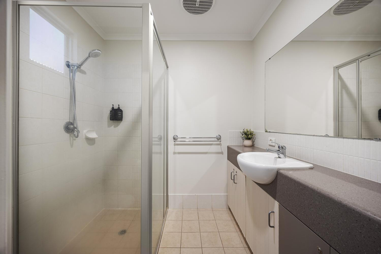 Bathroom, Aspen Karratha Village - Aspen Holiday Parks, Roebourne