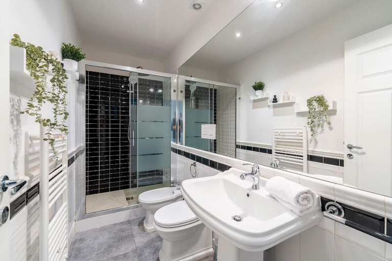 Bathroom 3, Central 3BD Apartment near Teatro Verdi, Florence