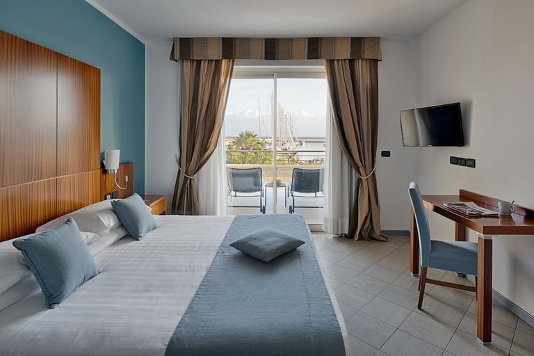 Bedroom 3, Aregai Marina Hotel & Residence, Imperia