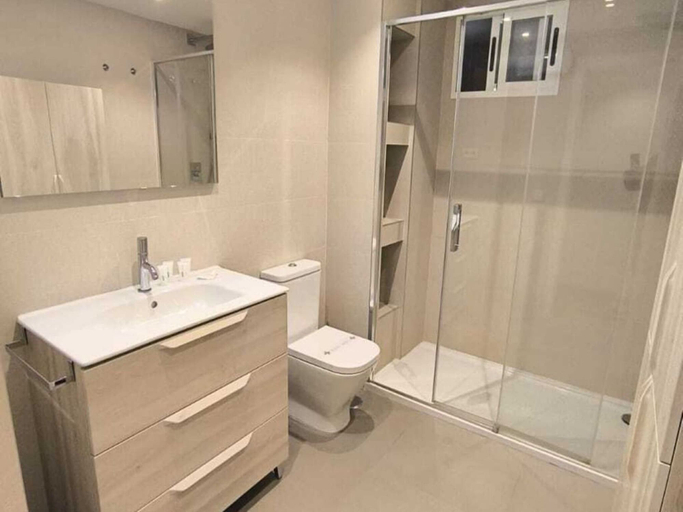 Bathroom 5, Bright Room in Apartment, Chamartin, Madrid