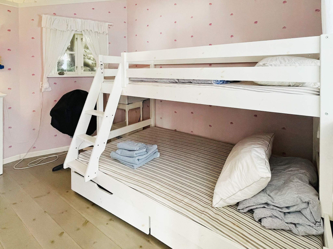 Others 5, 4 Star Holiday Home in Kyrkesund, Tjörn