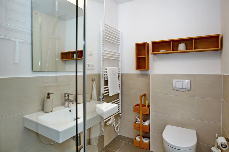 Bathroom, Linden-Palais Wohnung 21, Rostock