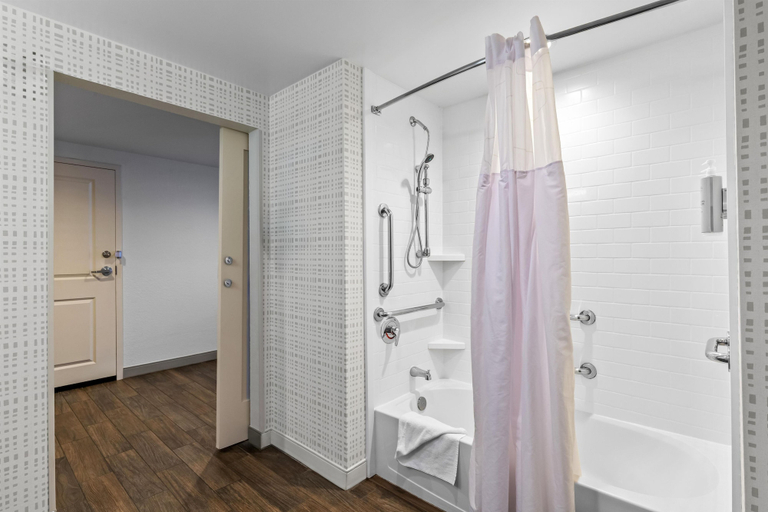 Bathroom 5, Hampton Inn & Suites Claremore, Rogers