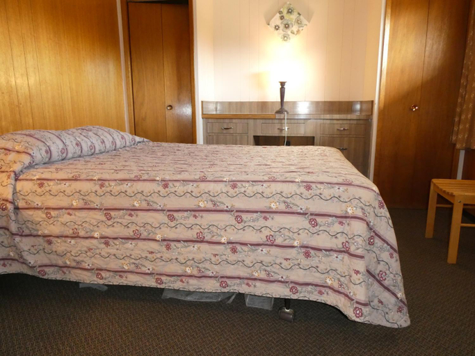 Bedroom, Airport Inn, Cariboo