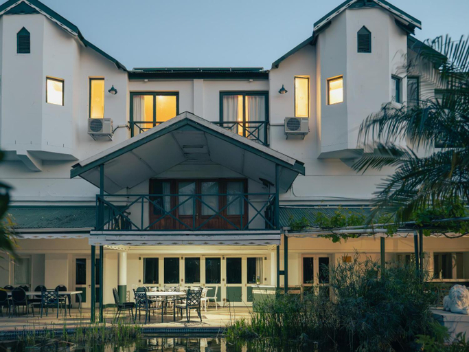 Exterior & Views