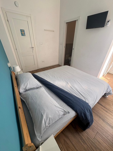 Bedroom, CAMERA e BAGNO PRIVATO a 3 minuti dalla Stazione, Bologna