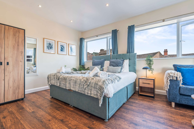 Others 1, Spacious Burslem Studio Perfect for Contractors, Stoke-on-Trent
