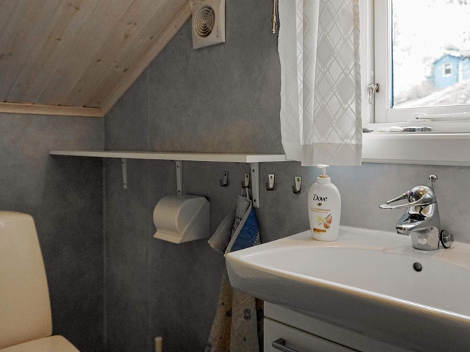 Bathroom, person holiday home in ELLOS, Orust