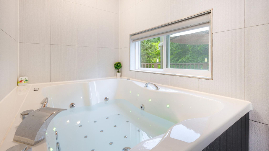 Bathroom 4, Gapyeong Gamseong216 Poolvilla Pension, Gapyeong