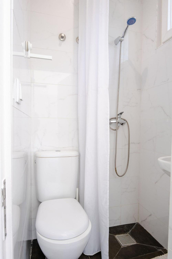 Bathroom 2, Graca, Lisbon
