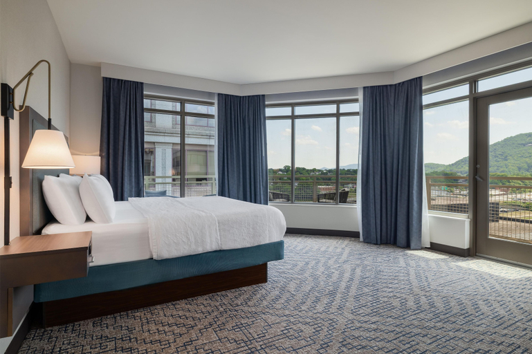 Bedroom 3, Hampton Inn & Suites Roanoke-Downtown, Roanoke City